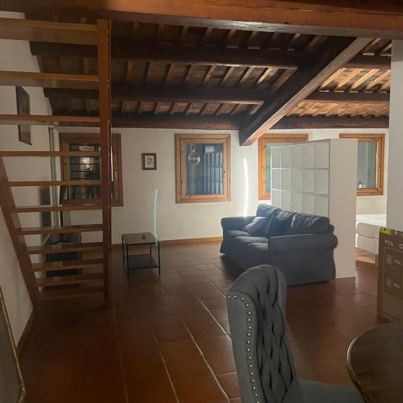 Scopri la tua nuova casa nel centro storico di Vicenza! Questo magnifico appartamento duplex, sit...