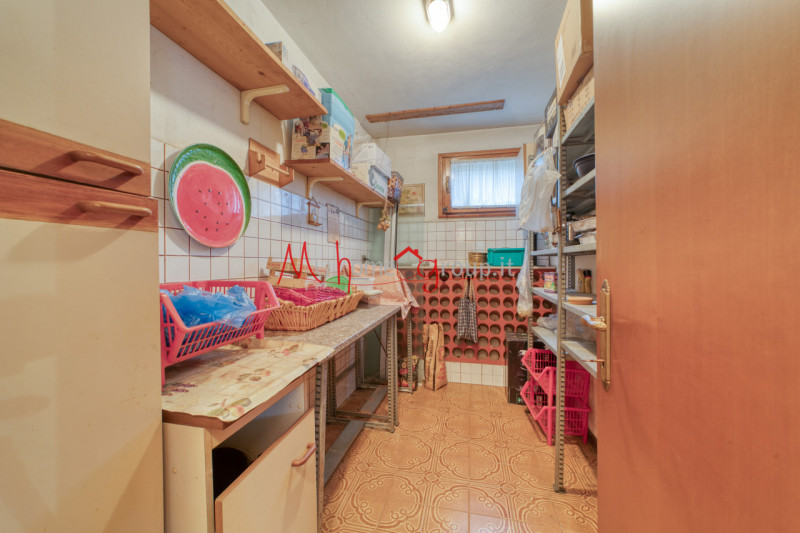 RUBANO: Casa singola sviluppata su più livelli dalle ampie dimensioni, si compone di ingresso, so...