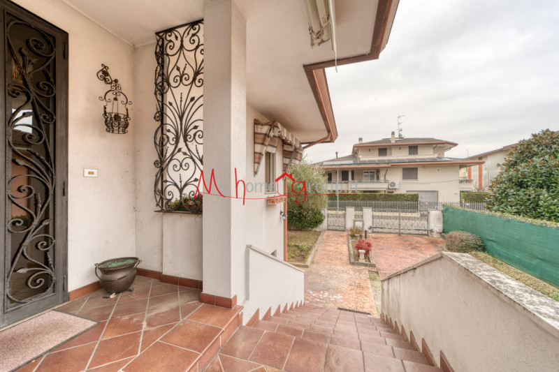 RUBANO: Casa singola sviluppata su più livelli dalle ampie dimensioni, si compone di ingresso, so...