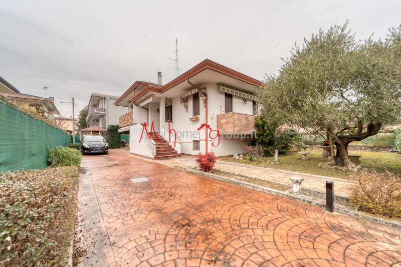 RUBANO: Casa singola sviluppata su più livelli dalle ampie dimensioni, si compone di ingresso, so...