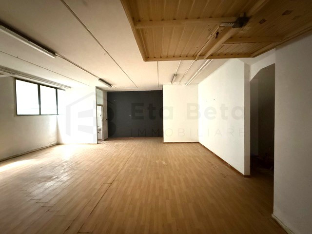 Situato nel centro di Limena, proponiamo in vendita un ampio magazzino di 75 mq commerciali, idea...