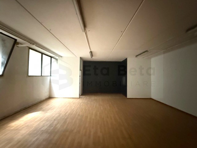 Situato nel centro di Limena, proponiamo in vendita un ampio magazzino di 75 mq commerciali, idea...