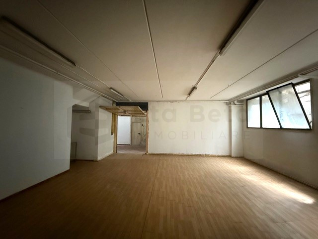 Situato nel centro di Limena, proponiamo in vendita un ampio magazzino di 75 mq commerciali, idea...