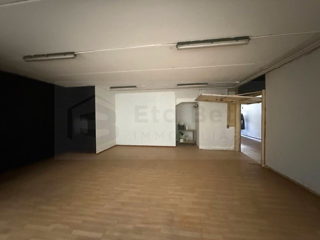 Situato nel centro di Limena, proponiamo in vendita un ampio magazzino di 75 mq commerciali, idea...