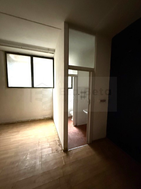 Situato nel centro di Limena, proponiamo in vendita un ampio magazzino di 75 mq commerciali, idea...