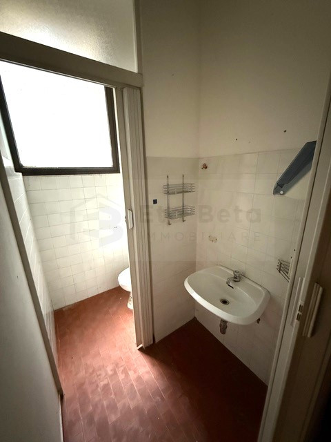 Situato nel centro di Limena, proponiamo in vendita un ampio magazzino di 75 mq commerciali, idea...