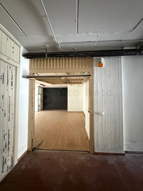 Situato nel centro di Limena, proponiamo in vendita un ampio magazzino di 75 mq commerciali, idea...