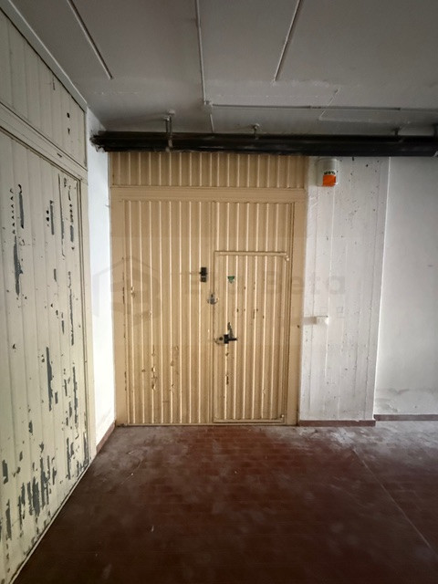 Situato nel centro di Limena, proponiamo in vendita un ampio magazzino di 75 mq commerciali, idea...