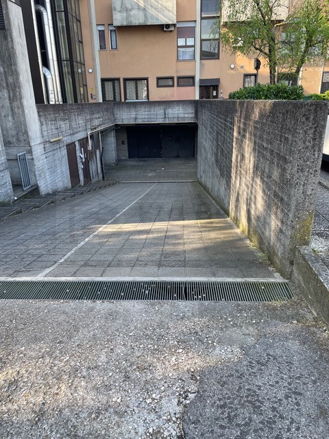 Situato nel centro di Limena, proponiamo in vendita un ampio magazzino di 75 mq commerciali, idea...