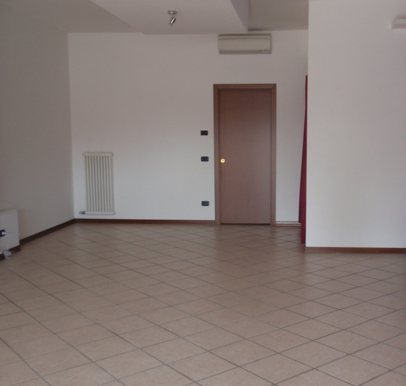 Scopri un'opportunità unica ad Albignasego! Proponiamo in vendita un negozio fronte strada di 55 ...