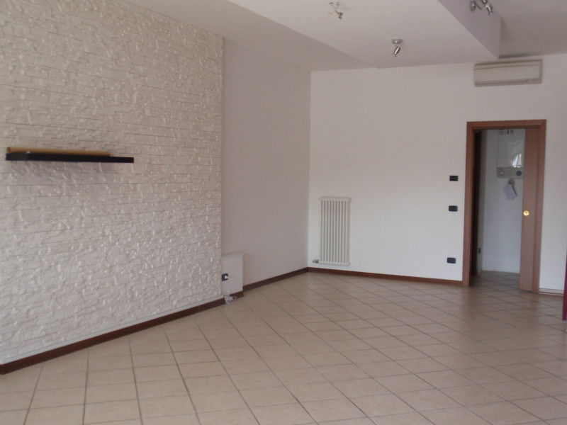 Scopri un'opportunità unica ad Albignasego! Proponiamo in vendita un negozio fronte strada di 55 ...