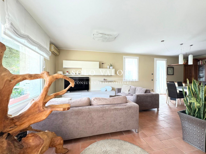 Rif. B480 (per info 340 2242606 Marco - 338 9387816 Matteo)

In posizione centrale a Vedelago, pr...