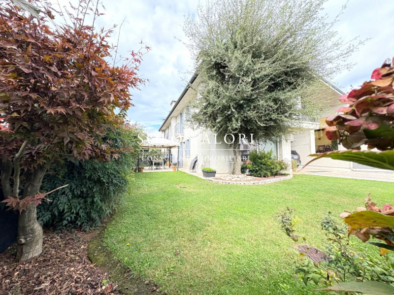 Rif. B480 (per info 340 2242606 Marco - 338 9387816 Matteo)

In posizione centrale a Vedelago, pr...