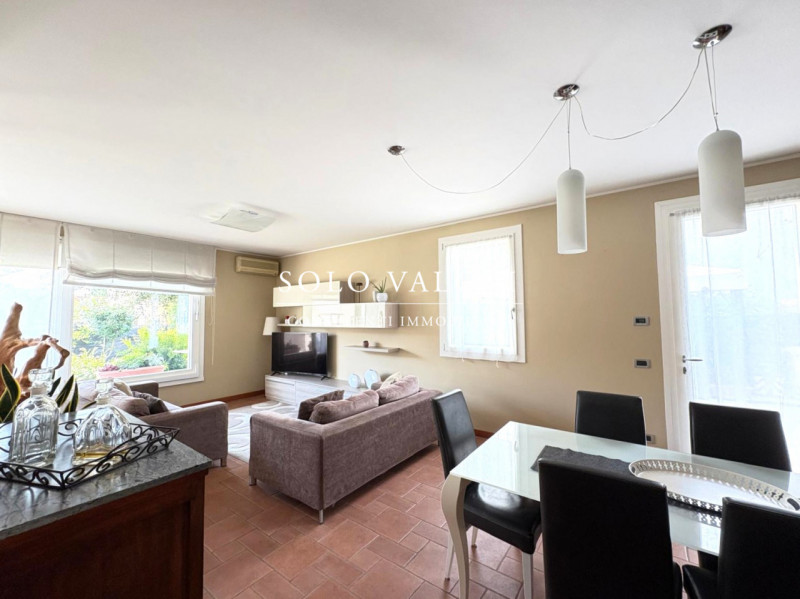 Rif. B480 (per info 340 2242606 Marco - 338 9387816 Matteo)

In posizione centrale a Vedelago, pr...