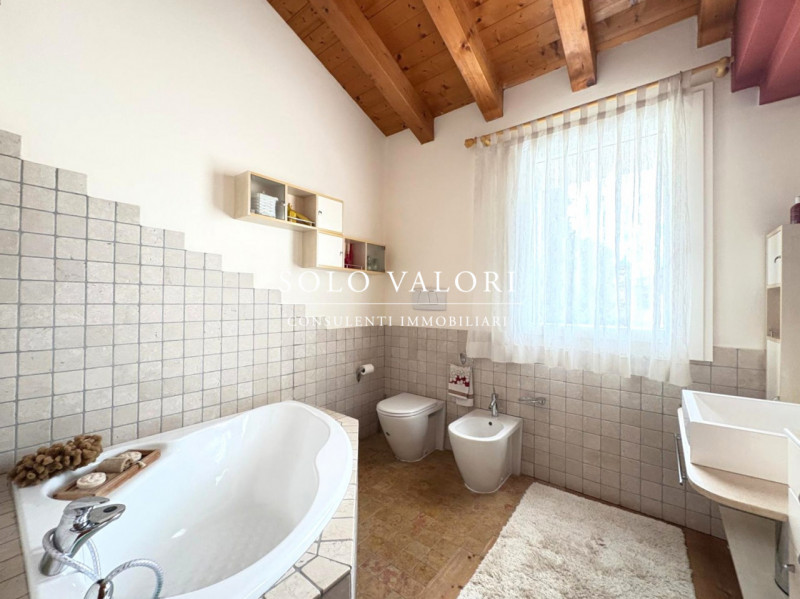 Rif. B480 (per info 340 2242606 Marco - 338 9387816 Matteo)

In posizione centrale a Vedelago, pr...