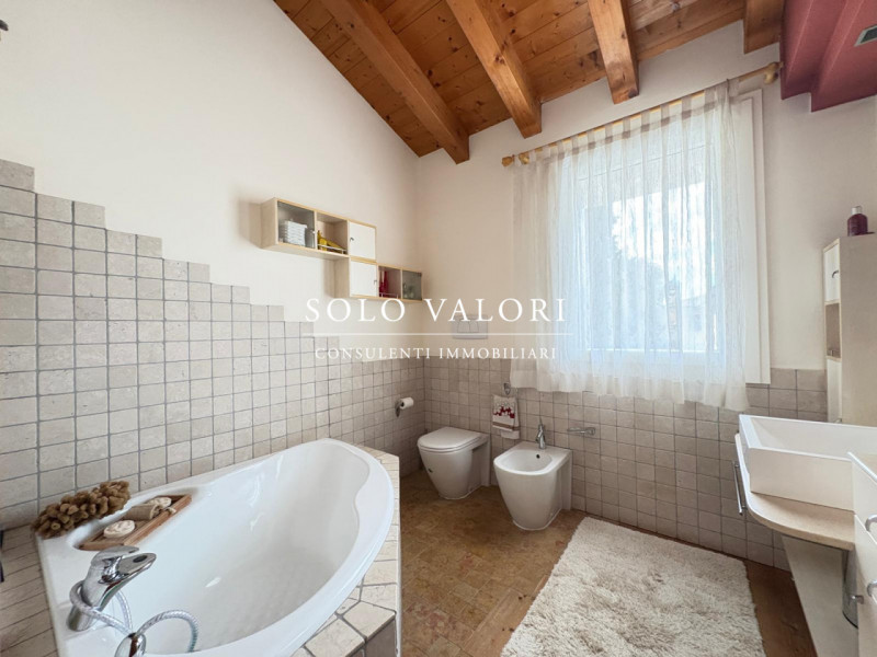 Rif. B480 (per info 340 2242606 Marco - 338 9387816 Matteo)

In posizione centrale a Vedelago, pr...