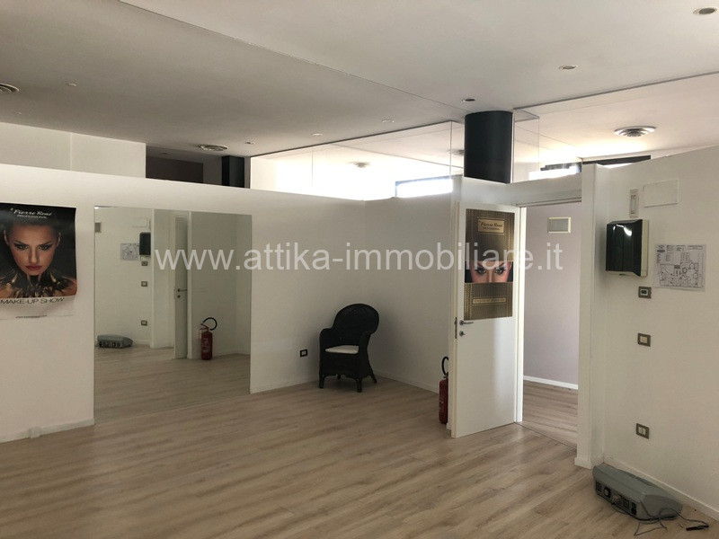 Scopri questa straordinaria opportunità di affitto nel cuore di Este, situato in una zona di fort...