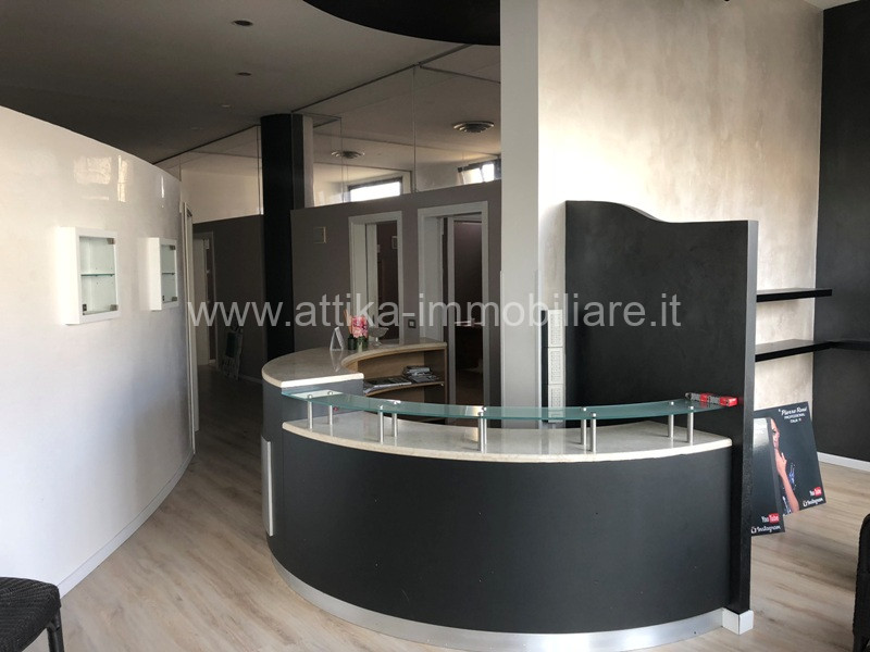 Scopri questa straordinaria opportunità di affitto nel cuore di Este, situato in una zona di fort...