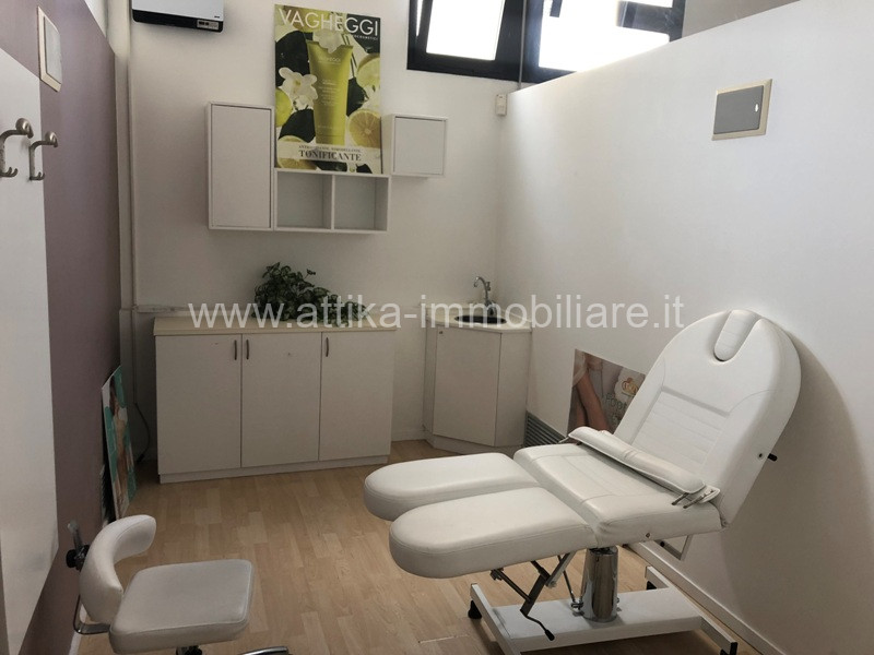 Scopri questa straordinaria opportunità di affitto nel cuore di Este, situato in una zona di fort...