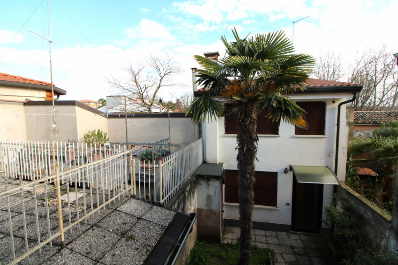 MONSELICE: in centro al paese, si propone in vendita un compendio immobiliare costituito da due c...