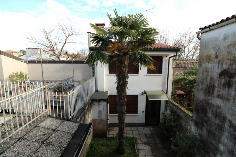 MONSELICE: in centro al paese, si propone in vendita un compendio immobiliare costituito da due c...