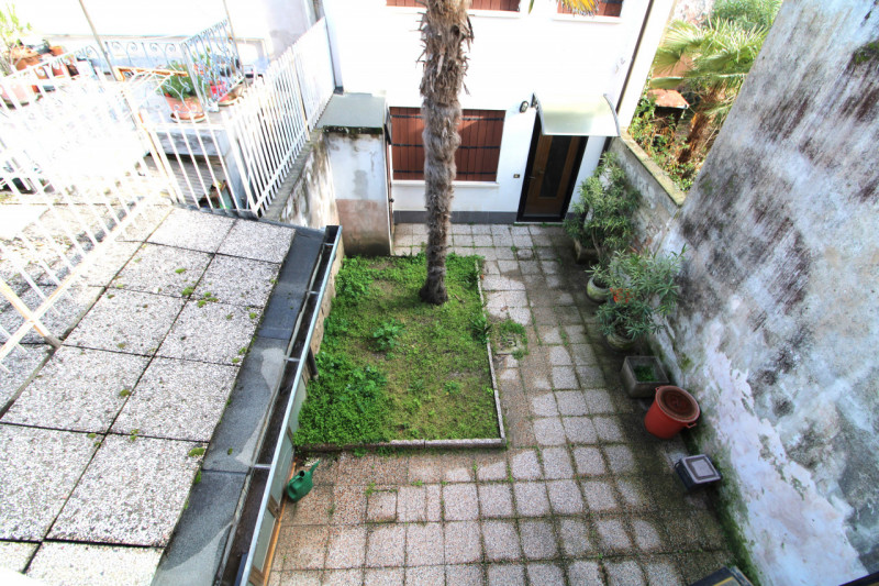 MONSELICE: in centro al paese, si propone in vendita un compendio immobiliare costituito da due c...