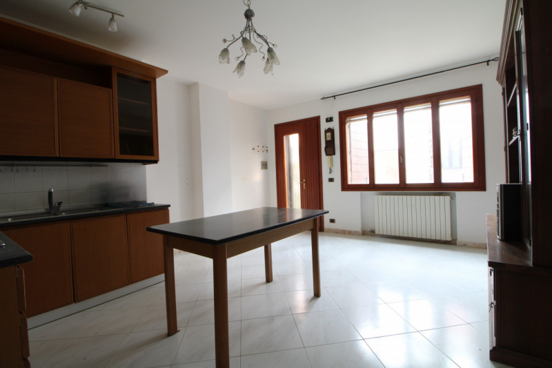 MONSELICE: in centro al paese, si propone in vendita un compendio immobiliare costituito da due c...