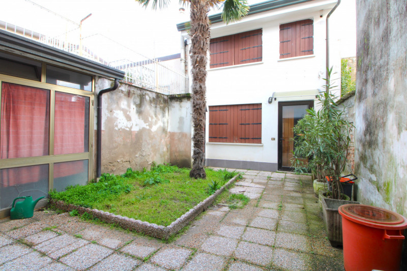 MONSELICE: in centro al paese, si propone in vendita un compendio immobiliare costituito da due c...