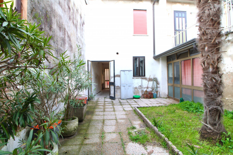 MONSELICE: in centro al paese, si propone in vendita un compendio immobiliare costituito da due c...