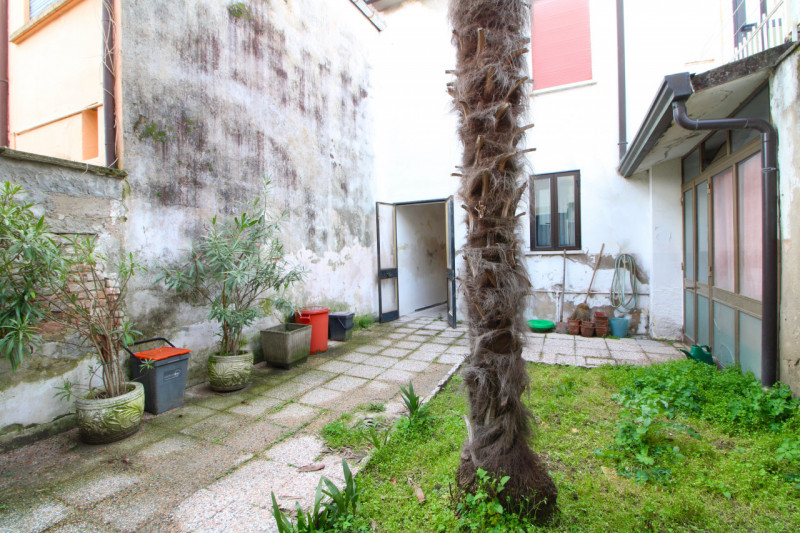 MONSELICE: in centro al paese, si propone in vendita un compendio immobiliare costituito da due c...