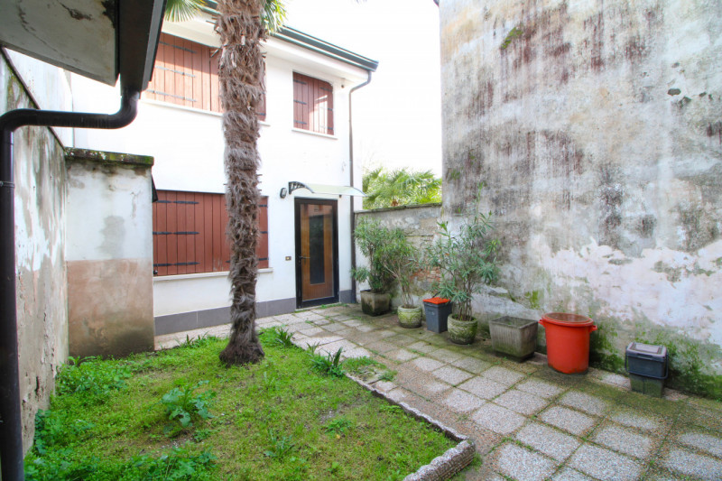 MONSELICE: in centro al paese, si propone in vendita un compendio immobiliare costituito da due c...