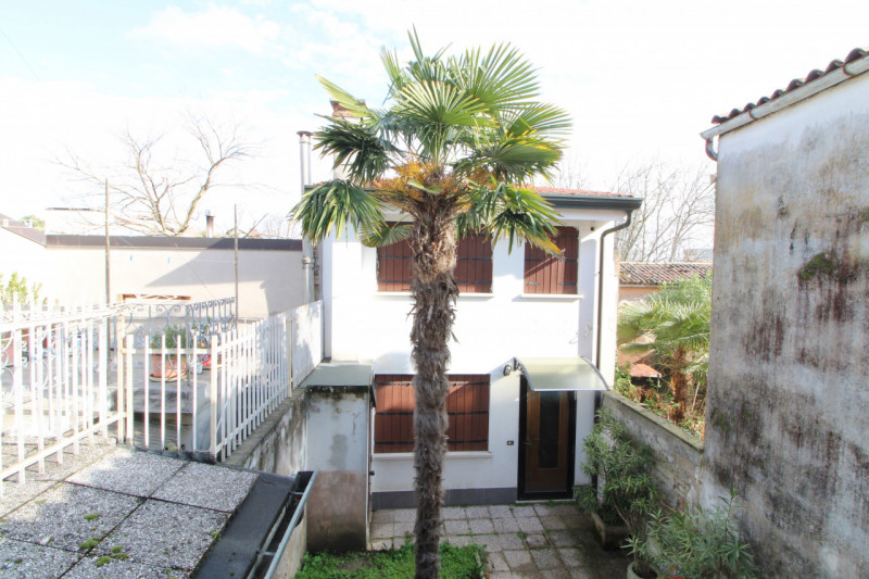 MONSELICE: in centro al paese, si propone in vendita un compendio immobiliare costituito da due c...