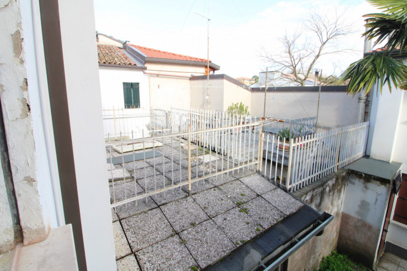 MONSELICE: in centro al paese, si propone in vendita un compendio immobiliare costituito da due c...