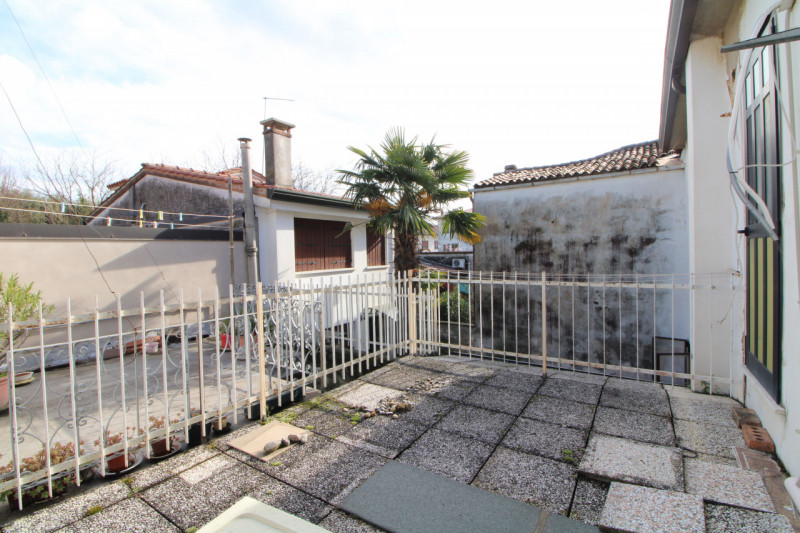 MONSELICE: in centro al paese, si propone in vendita un compendio immobiliare costituito da due c...