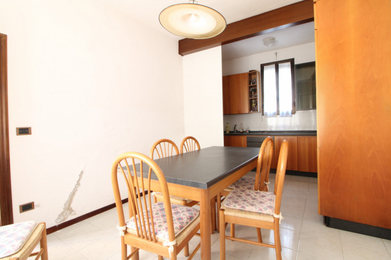 MONSELICE: in centro al paese, si propone in vendita un compendio immobiliare costituito da due c...