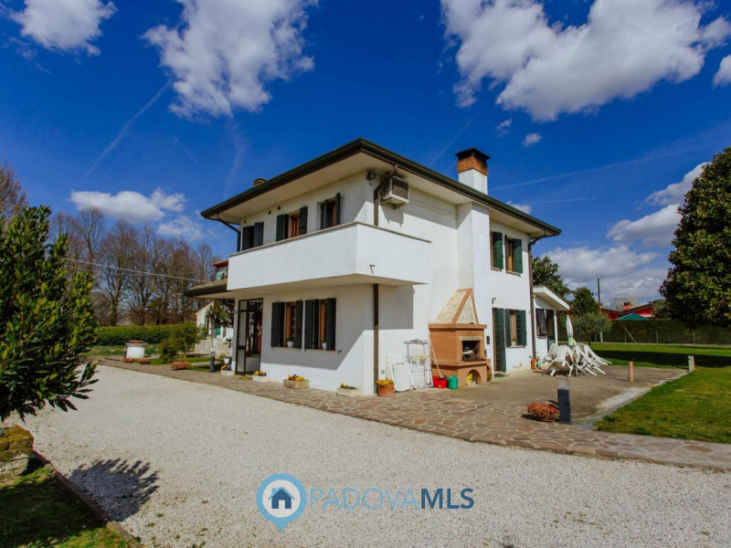 Immobile in esclusiva al Gruppo Padova MLS
Vendesi abitazione singola con ampio giardino in comun...