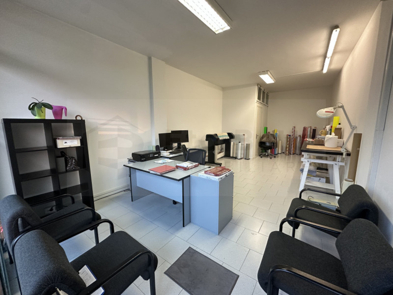 Situato nella zona di Vaccarino, proponiamo in locazione un elegante negozio di 45 mq, perfetto p...