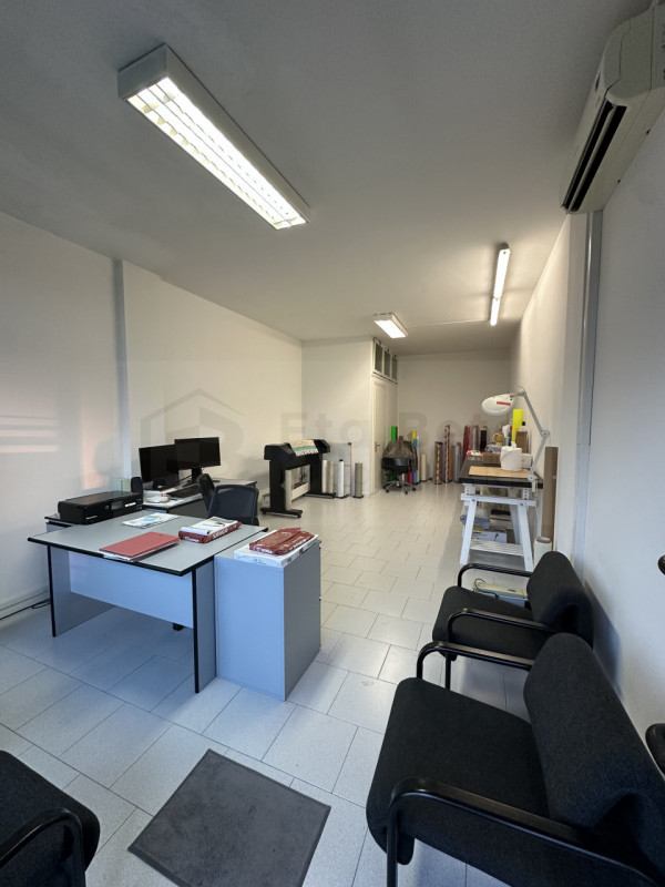 Situato nella zona di Vaccarino, proponiamo in locazione un elegante negozio di 45 mq, perfetto p...