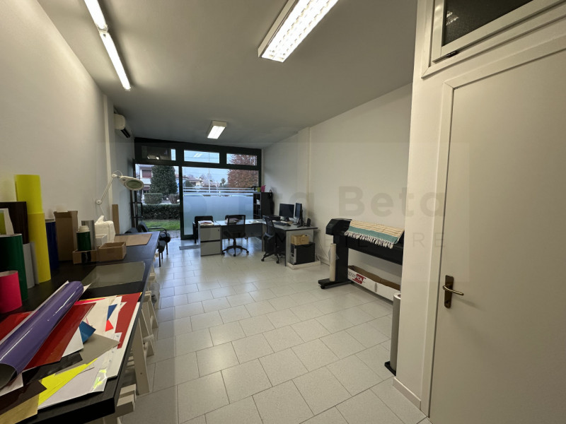 Situato nella zona di Vaccarino, proponiamo in locazione un elegante negozio di 45 mq, perfetto p...