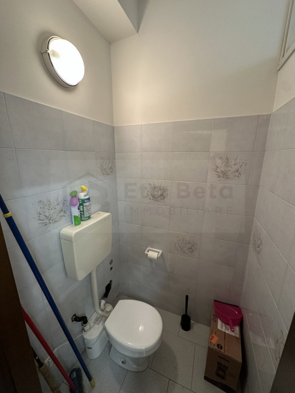 Situato nella zona di Vaccarino, proponiamo in locazione un elegante negozio di 45 mq, perfetto p...