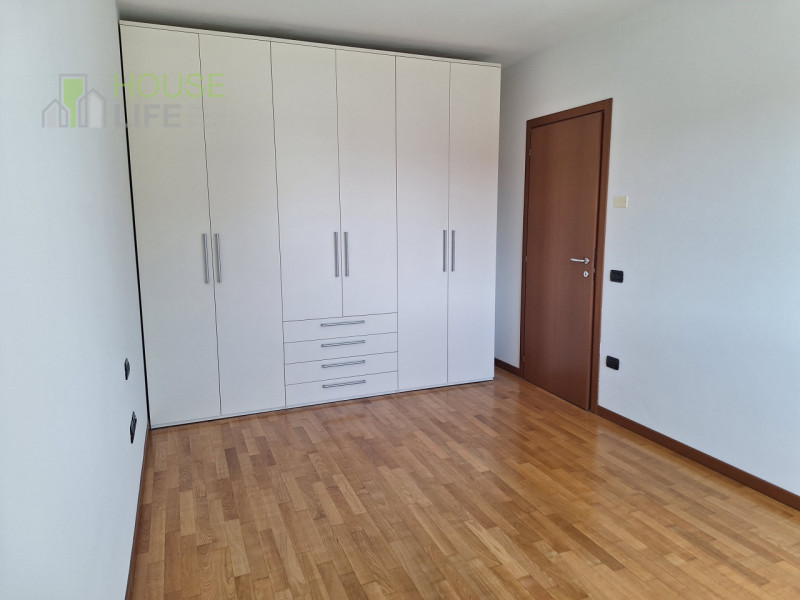 MALO: spazioso APPARTAMENTO BICAMERE al piano primo e ultimo con zona giorno open-space, due bagn...