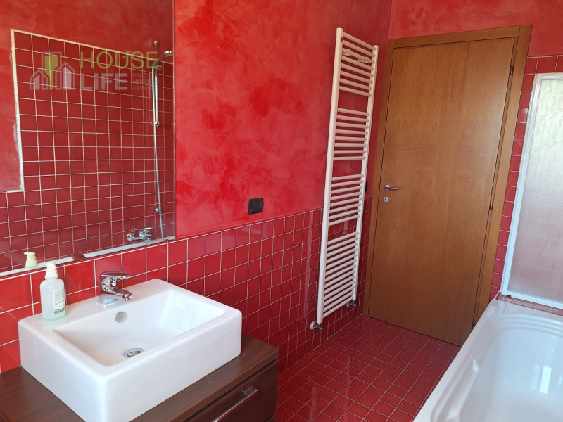 MALO: spazioso APPARTAMENTO BICAMERE al piano primo e ultimo con zona giorno open-space, due bagn...