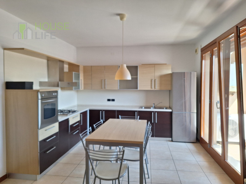 MALO: spazioso APPARTAMENTO BICAMERE al piano primo e ultimo con zona giorno open-space, due bagn...