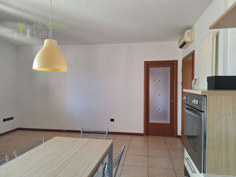 MALO: spazioso APPARTAMENTO BICAMERE al piano primo e ultimo con zona giorno open-space, due bagn...