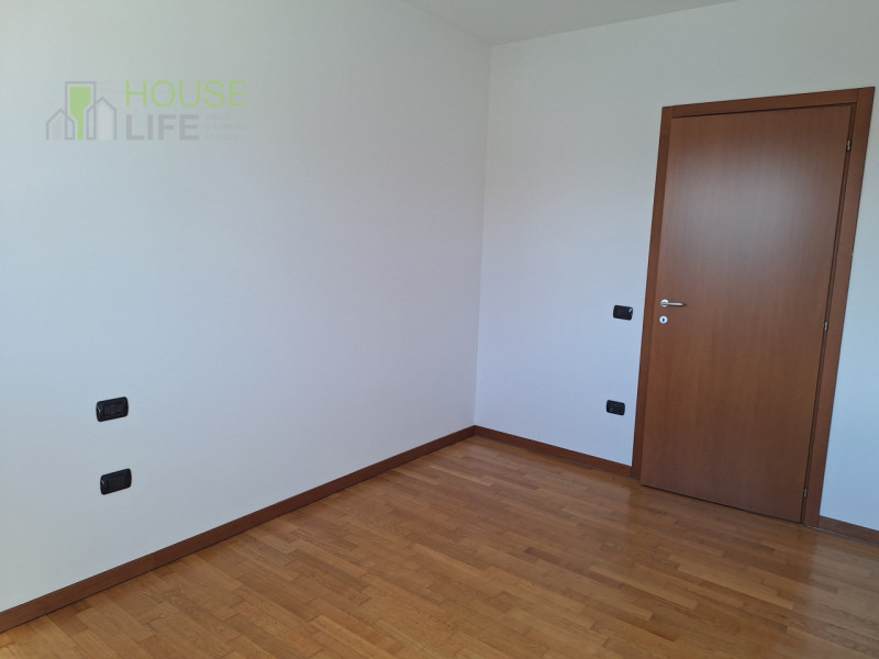 MALO: spazioso APPARTAMENTO BICAMERE al piano primo e ultimo con zona giorno open-space, due bagn...