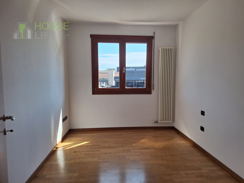 MALO: spazioso APPARTAMENTO BICAMERE al piano primo e ultimo con zona giorno open-space, due bagn...