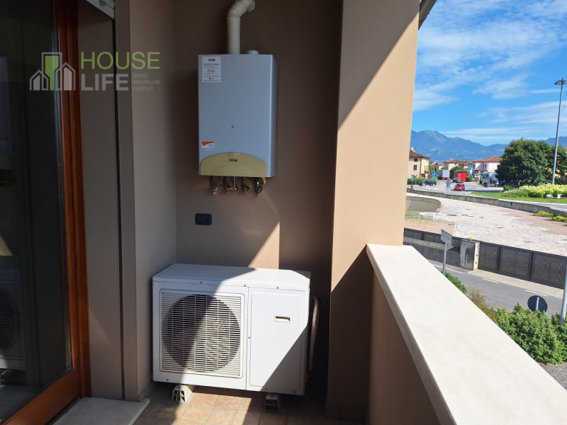 MALO: spazioso APPARTAMENTO BICAMERE al piano primo e ultimo con zona giorno open-space, due bagn...