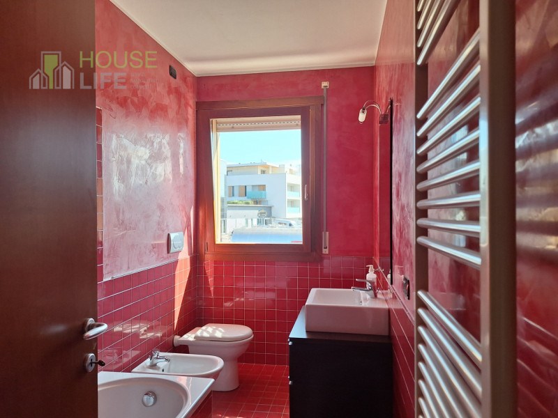 MALO: spazioso APPARTAMENTO BICAMERE al piano primo e ultimo con zona giorno open-space, due bagn...