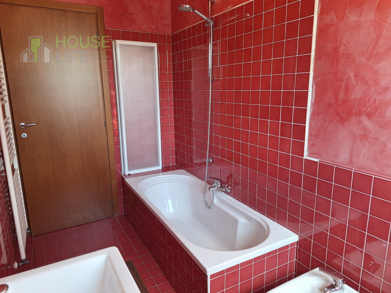 MALO: spazioso APPARTAMENTO BICAMERE al piano primo e ultimo con zona giorno open-space, due bagn...