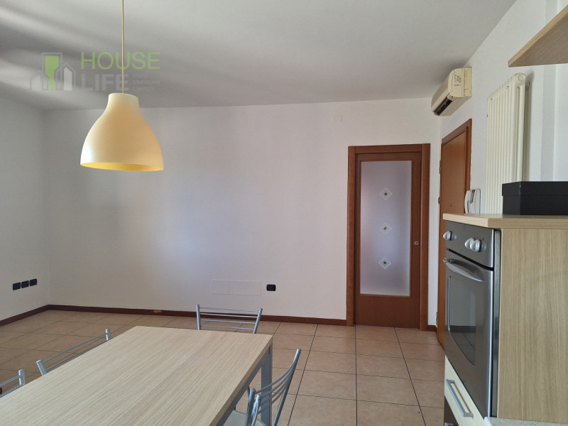 MALO: spazioso APPARTAMENTO BICAMERE al piano primo e ultimo con zona giorno open-space, due bagn...